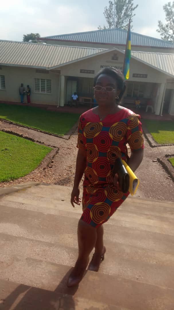 4/
ARTICLE 2: CONDITIONS TO BE FULFILLED BY THE GRANTEE OF MERCY 
The grantee of mercy indicated in Article One of this Order shall comply with the following conditions: 
1 º) shall report to the Primary Level Prosecutor of her place of residence, at the prosecution office (...)