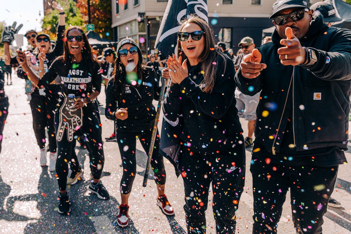 NaNa0706's tweet photo. So much fun with the best run crew in Chicago @3RUN2 • Congrats to everyone that ran Chicago yesterday 🖤 #chicagoisforrunners https://t.co/IJLpHlETp0