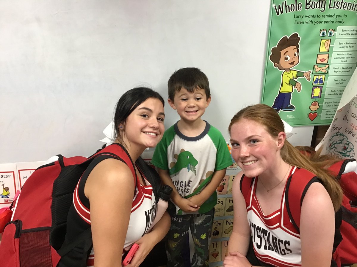 The Mineola cheerleaders stopped by to get everyone in the Mineola spirit for homecoming! This young man was lucky enough to have a photo op with two of the cheerleaders he knew!🎉😁🏈🐎⁦<a href="/MeadowDriveElem/">Meadow Drive School</a>⁩ #MineolaMustangs #MineolaProud