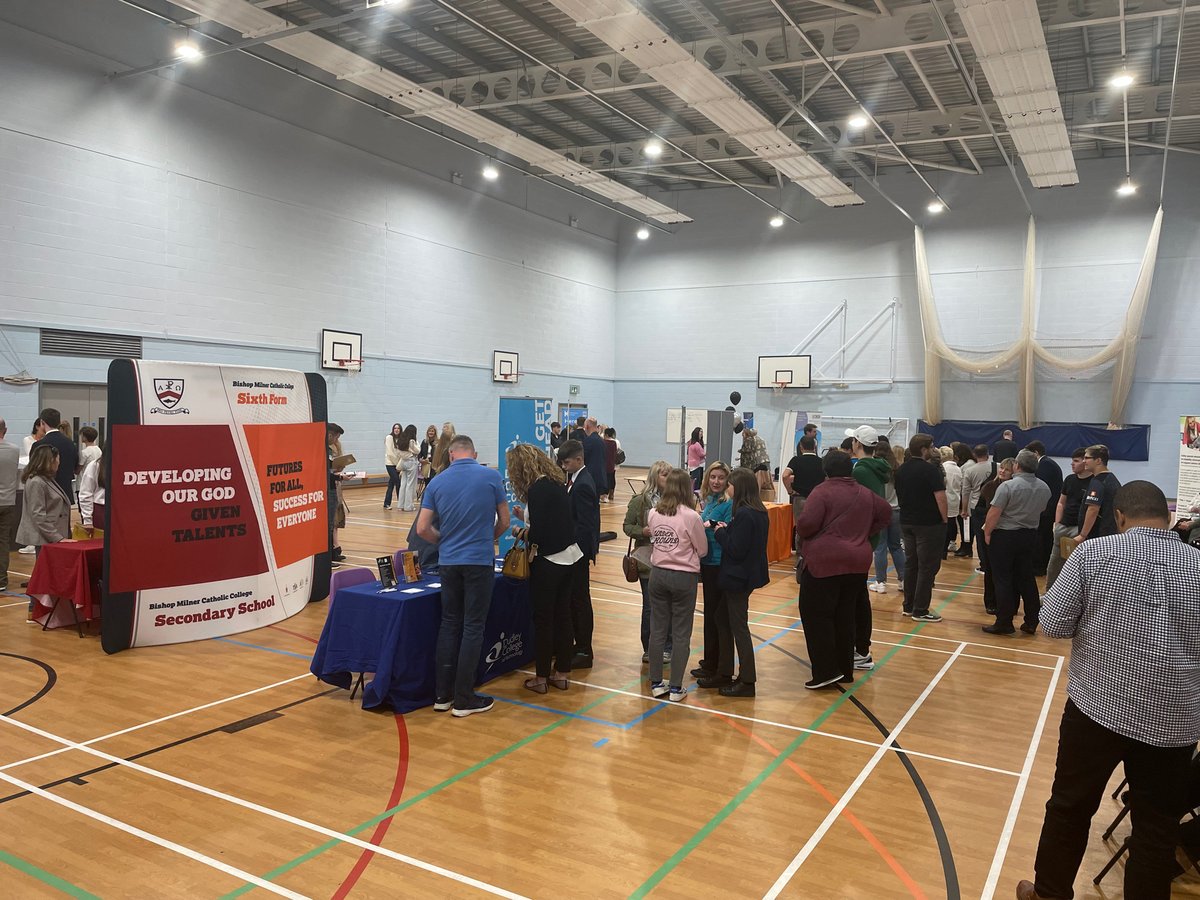SummerhillSch's tweet photo. Our Careers and Higher Education Evening is well underway. Thank you to all our providers for supporting our students 👍🏻 https://t.co/UIFW8SFDp5
