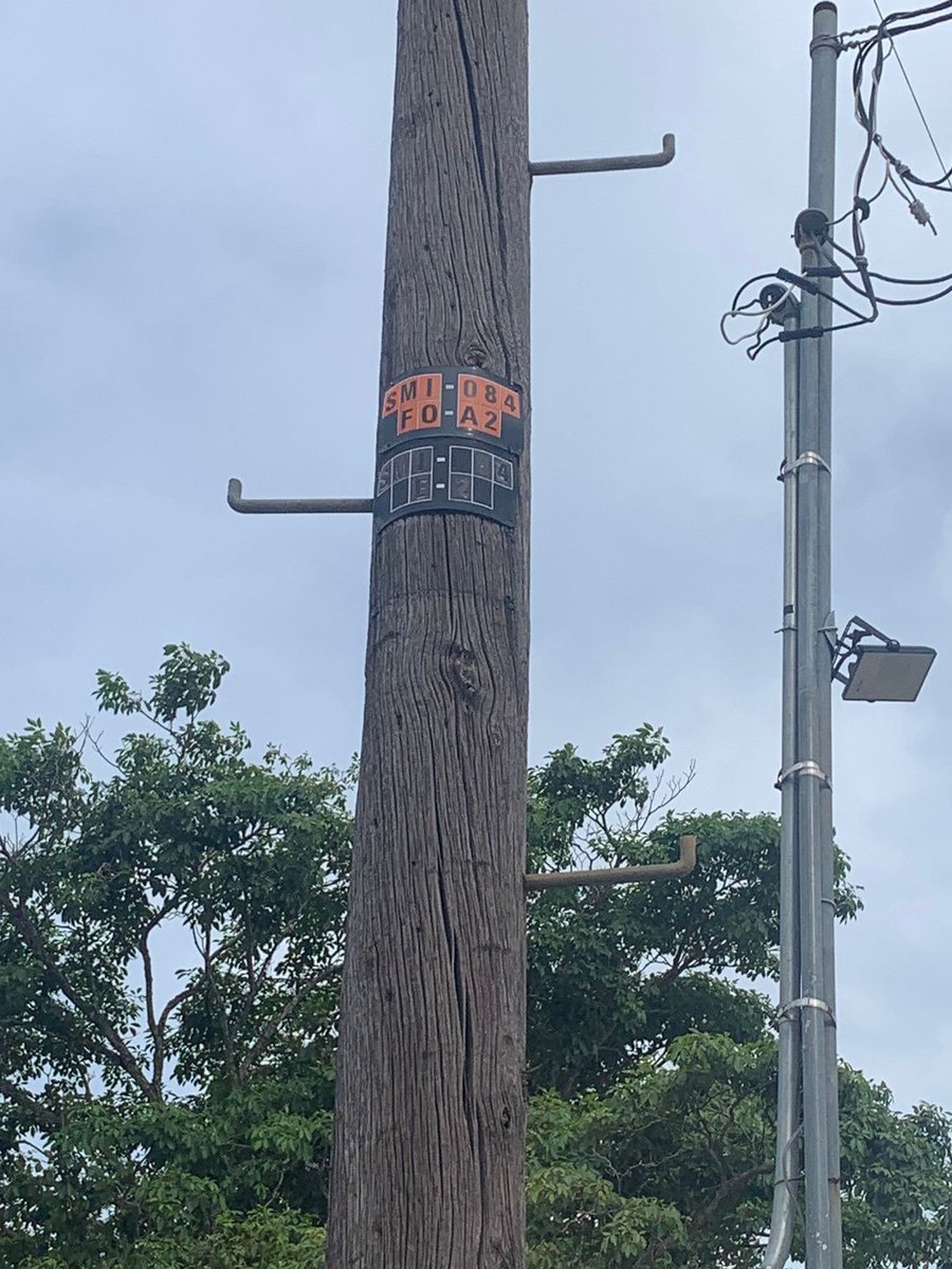 craulperez's tweet photo. @TELMEXSoluciona es simple la solucion reubicame de poste  que ya no recorra kilometro y medio mi fibra y no tenga que cruzar avenidas esto es cuento de nunca acabar por eso ningun tecnico quiere qagarrar mi orden esto poste esta exactamente a la vuielta https://t.co/qaSADglry4