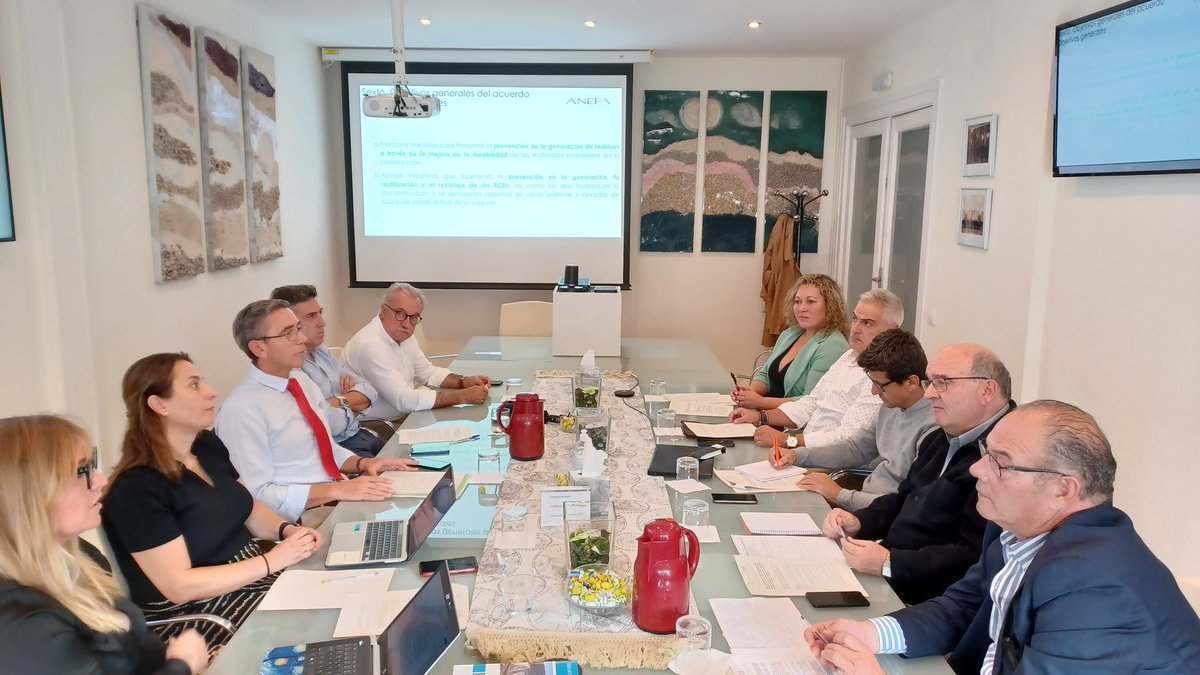 ANEFAridos's tweet photo. ♻️Hoy en  @ANEFAridos nos hemos reunido de nuevo con @RCDAsociacion tras haber firmado el acuerdo de cooperación durante el #VICNA @CongresoAridos
 para seguir planteando sinergias sobre los #áridos  #reciclados ♻️ https://t.co/ectJwJOpiK