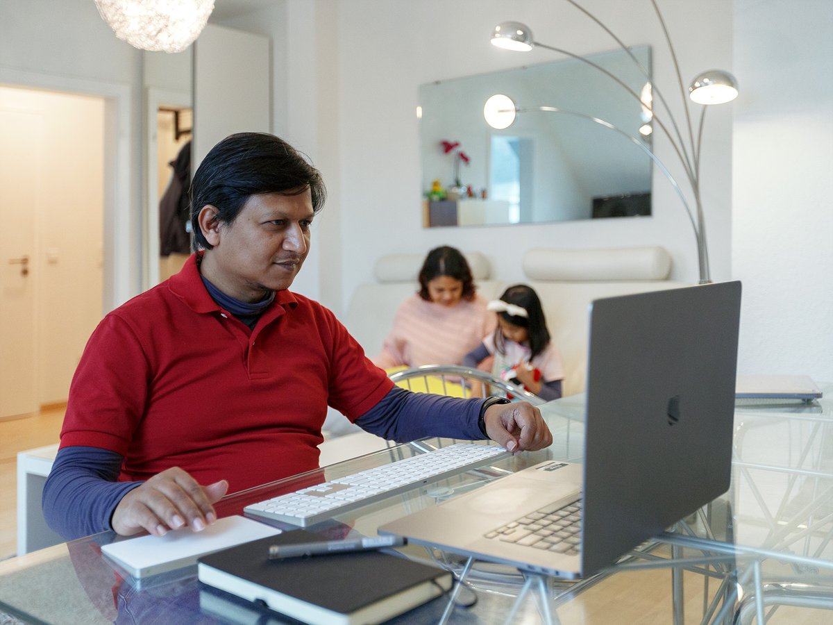 Lifeattrivago's tweet photo. A healthy work-life balance is an important factor closely connected to mental and physical health, which is why flexibility is a key component of our working culture. From self-determined holidays to our hybrid work model, we trust our talents to manage their own working time🙌 https://t.co/aEjlv6jnug