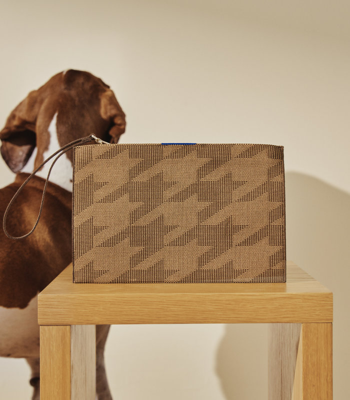 Going, going…almost gone. Grab this limited-edition wristlet before time runs out. 

rothys.co/CollectorsEdit…