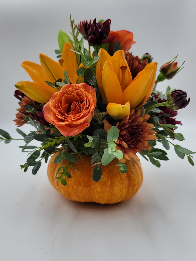 CDCFloral's tweet photo. We are loving this FALL vibe! Are you planning or hosting a fall event? Call us today to order a fall centerpiece to add all the fall feels to your event! 
☎️ (407) 648-8175 
#fallflorals #fallevents #florals #floridaflorist #happyfall #flowers #pumpkinflorals #friendsgiving https://t.co/nfkhYi3kCA