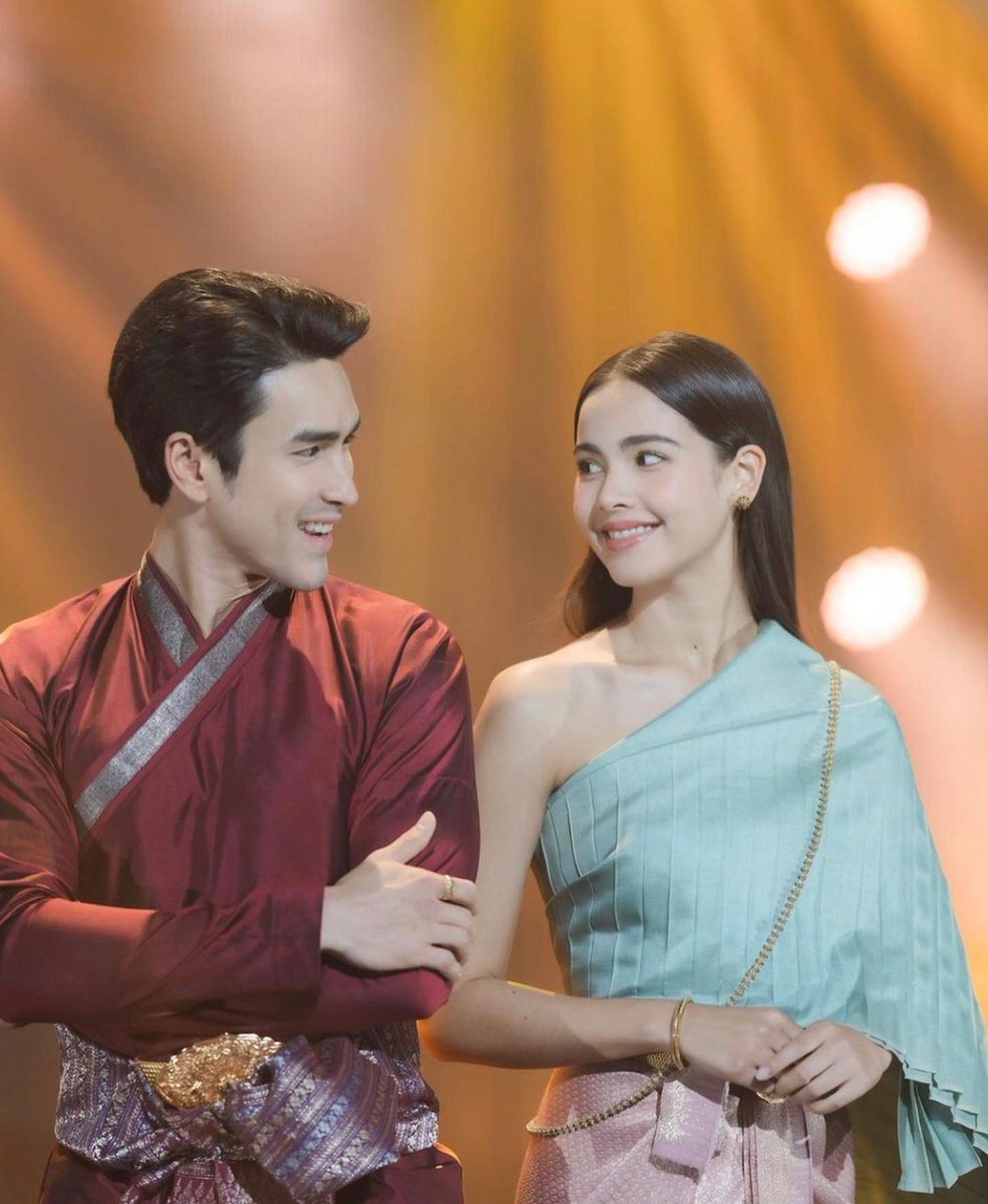 NadechYayaPHL's tweet photo. #NadechYaya serving effortless chemistry and visuals at #เปิดวิกBIG3ต้นปีมีลั่น 😍😍😍
#LaiKinnaree #urassayas #nadech #ณเดชน์ญาญ่า #ณเดชน์ #ญาญ่า #ลายกินรี #TheKinnareeConspiracy #nadechkugimiya #urassayasperbund #urassaya #kugimiyas #VicBig3
(c) @krobkrualakorn3 https://t.co/n46LPbVT92