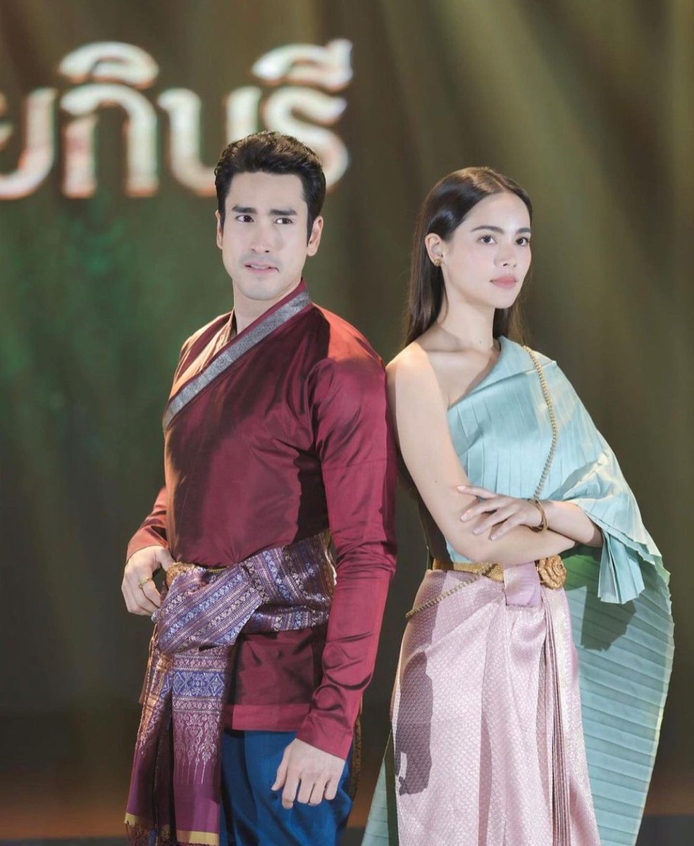 NadechYayaPHL's tweet photo. #NadechYaya serving effortless chemistry and visuals at #เปิดวิกBIG3ต้นปีมีลั่น 😍😍😍
#LaiKinnaree #urassayas #nadech #ณเดชน์ญาญ่า #ณเดชน์ #ญาญ่า #ลายกินรี #TheKinnareeConspiracy #nadechkugimiya #urassayasperbund #urassaya #kugimiyas #VicBig3
(c) @krobkrualakorn3 https://t.co/n46LPbVT92