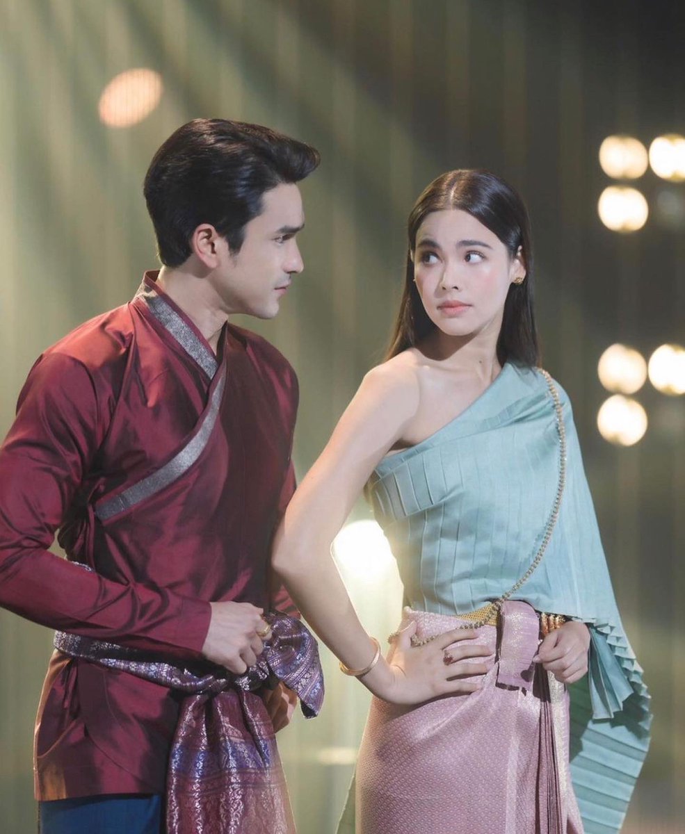 NadechYayaPHL's tweet photo. #NadechYaya serving effortless chemistry and visuals at #เปิดวิกBIG3ต้นปีมีลั่น 😍😍😍
#LaiKinnaree #urassayas #nadech #ณเดชน์ญาญ่า #ณเดชน์ #ญาญ่า #ลายกินรี #TheKinnareeConspiracy #nadechkugimiya #urassayasperbund #urassaya #kugimiyas #VicBig3
(c) @krobkrualakorn3 https://t.co/n46LPbVT92