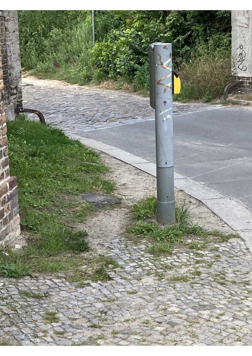 SeniorenSpandau's tweet photo. #Stolperfallen in #Spandau - Folge 5: Spandauer Tor. @thorstenschatz @GregorKempert @fussverkehr_de @Tsp_Spandau @DennisMeischen https://t.co/g7sr6P6y5K