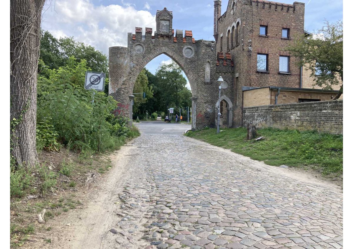 SeniorenSpandau's tweet photo. #Stolperfallen in #Spandau - Folge 5: Spandauer Tor. @thorstenschatz @GregorKempert @fussverkehr_de @Tsp_Spandau @DennisMeischen https://t.co/g7sr6P6y5K