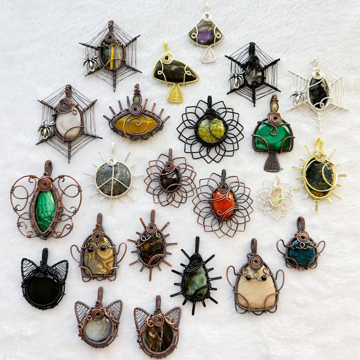 mildhippie's tweet photo. the crystals      👻🕷️🎃       the pendants

“hocus pocus” collection coming to my shop October 14th at 4pm eastern time <3 https://t.co/dm5Qzky2C0