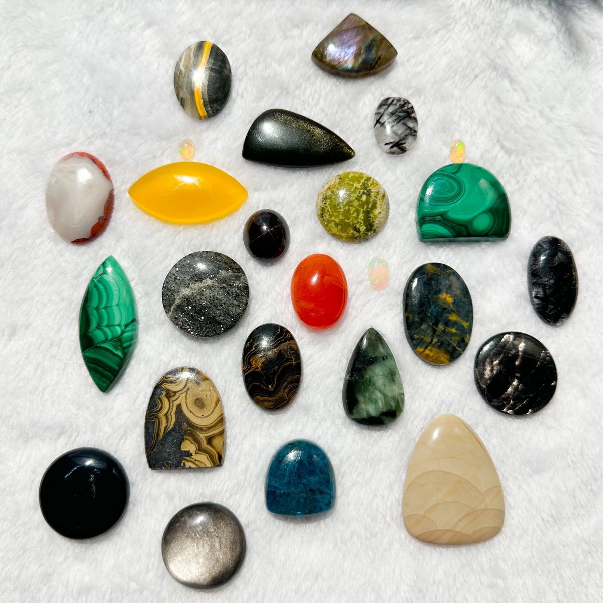 mildhippie's tweet photo. the crystals      👻🕷️🎃       the pendants

“hocus pocus” collection coming to my shop October 14th at 4pm eastern time <3 https://t.co/dm5Qzky2C0