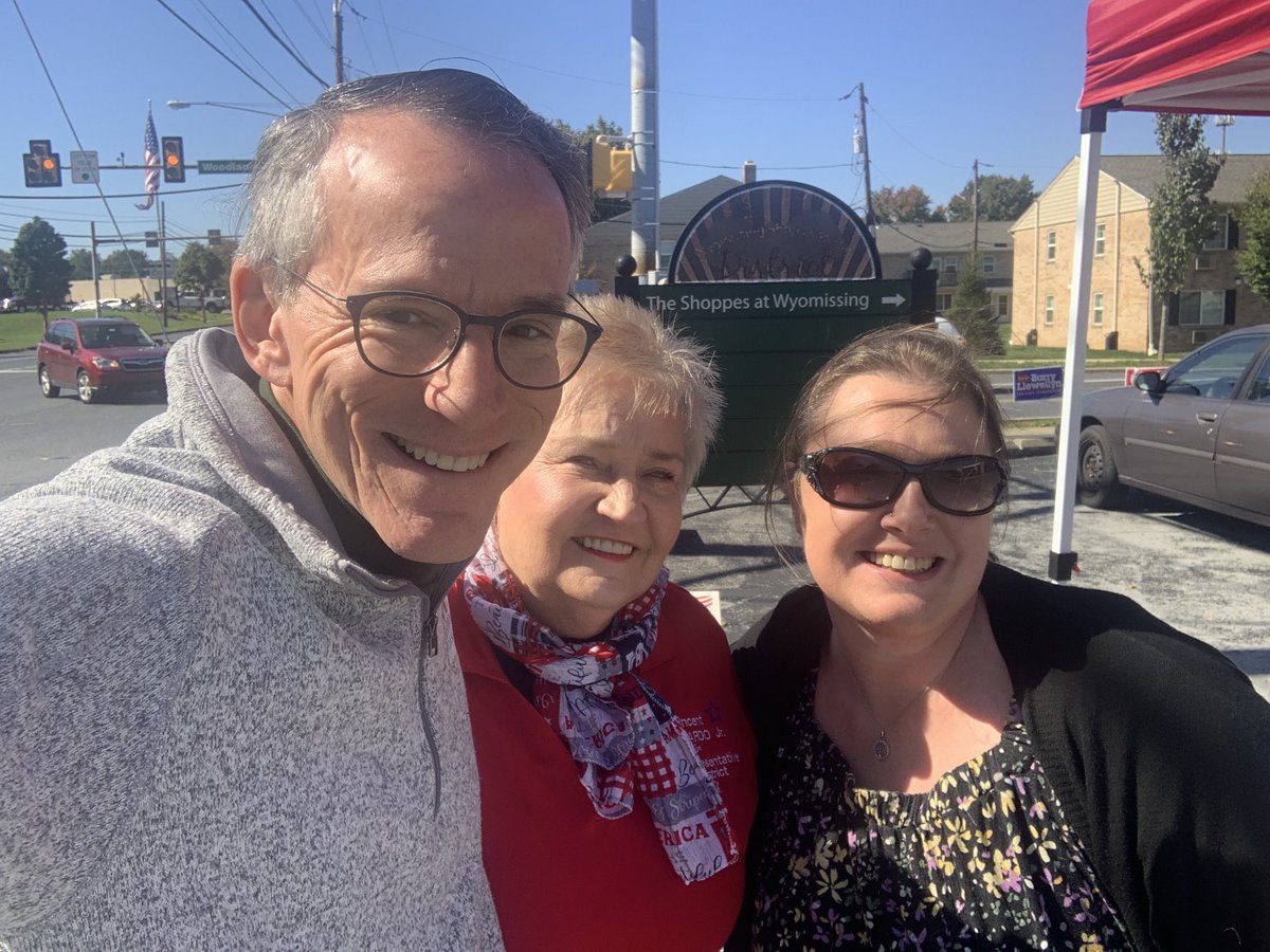 PhilaFreedomGuy's tweet photo. #WhereIsGUY Greetings…Reading, Wyomissing & Berwyn. Pumpkin-Paloma @goggleworks 🎃; #OldSchool street-corner rally Wyomissing & #FaithAndBlue @ CityPark—&, E-A-G-L-E-S tailgate @ #30Main. The common-theme: adults are trying to push-on for their kids. I’m offering #Hope https://t.co/Y7KQxTKO6x