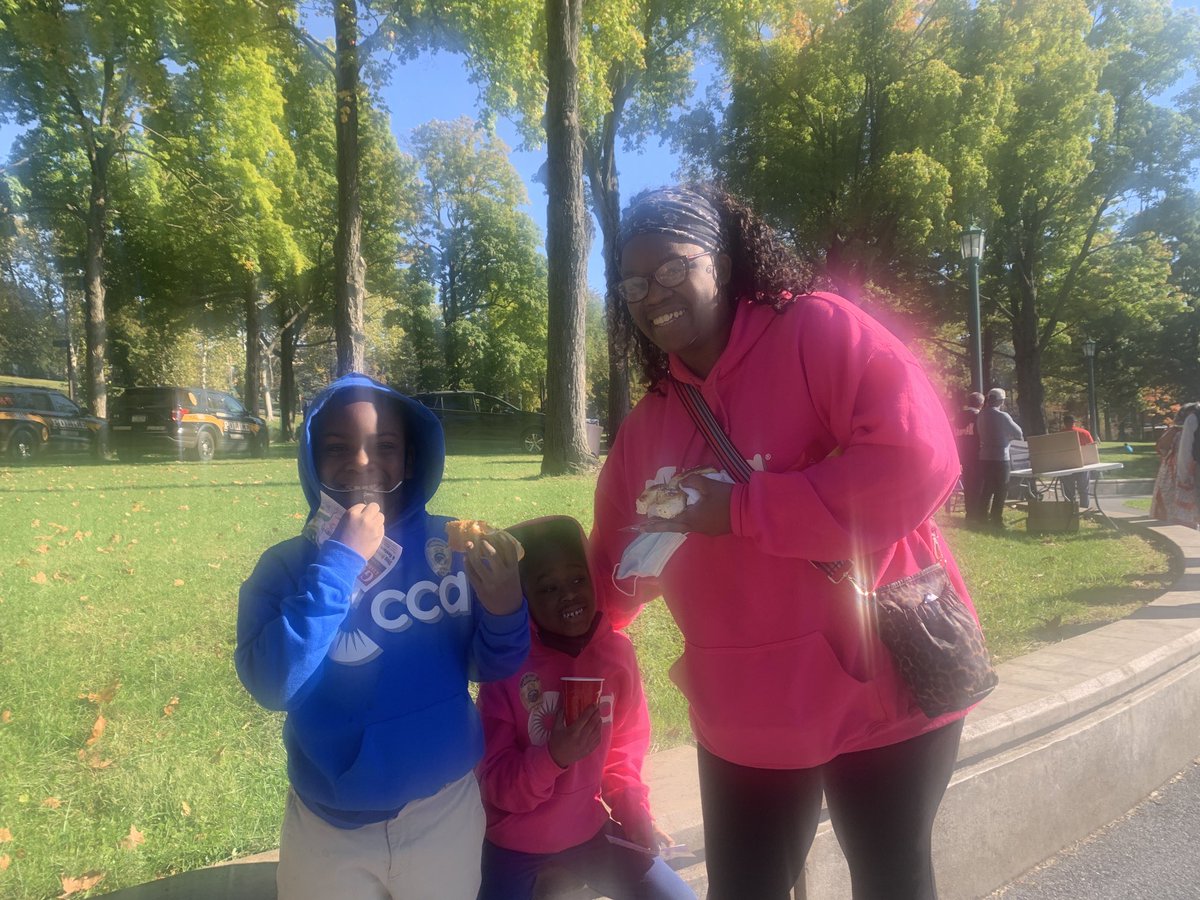 PhilaFreedomGuy's tweet photo. #WhereIsGUY Greetings…Reading, Wyomissing & Berwyn. Pumpkin-Paloma @goggleworks 🎃; #OldSchool street-corner rally Wyomissing & #FaithAndBlue @ CityPark—&, E-A-G-L-E-S tailgate @ #30Main. The common-theme: adults are trying to push-on for their kids. I’m offering #Hope https://t.co/Y7KQxTKO6x