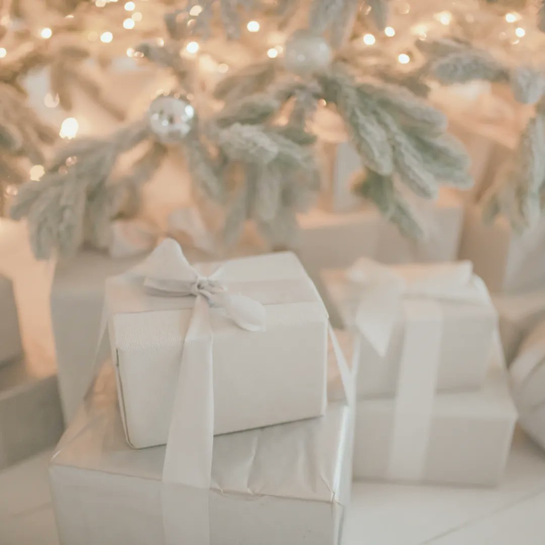 Oh no, it's the C-Word...

Christmas!!

We present to you our 2022 Christmas Gift Guide🎁

👉buff.ly/3ryTVOi 

#christmas #gifts #xmas2022 #giftguide #lifestyle #lifestyleconcierge #virtualassistant #VA #inspo #giftideas #giftinspo #concierge
