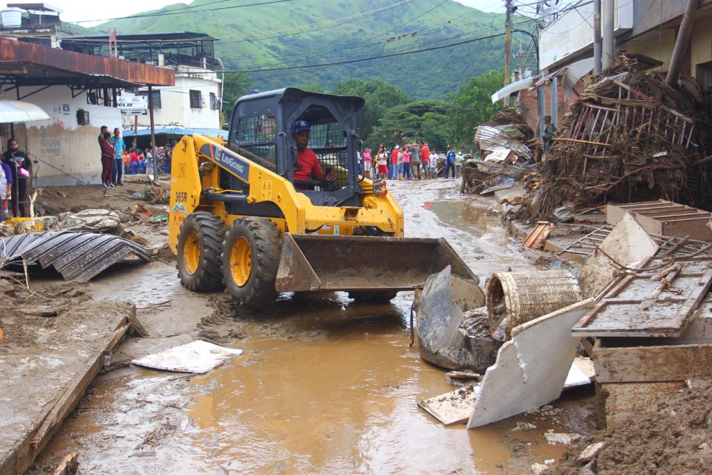 DiazCanelB's tweet photo. El pueblo y gobierno de #Cuba nos unimos al dolor del hermano pueblo y gobierno venezolanos por el trágico deslave ocurrido en Las Tejerías
Nuestro abrazo solidario a los familiares de las víctimas, a los damnificados, a las fuerzas que trabajan sin cesar y al Pdte @NicolasMaduro https://t.co/EvGxXKlXGo