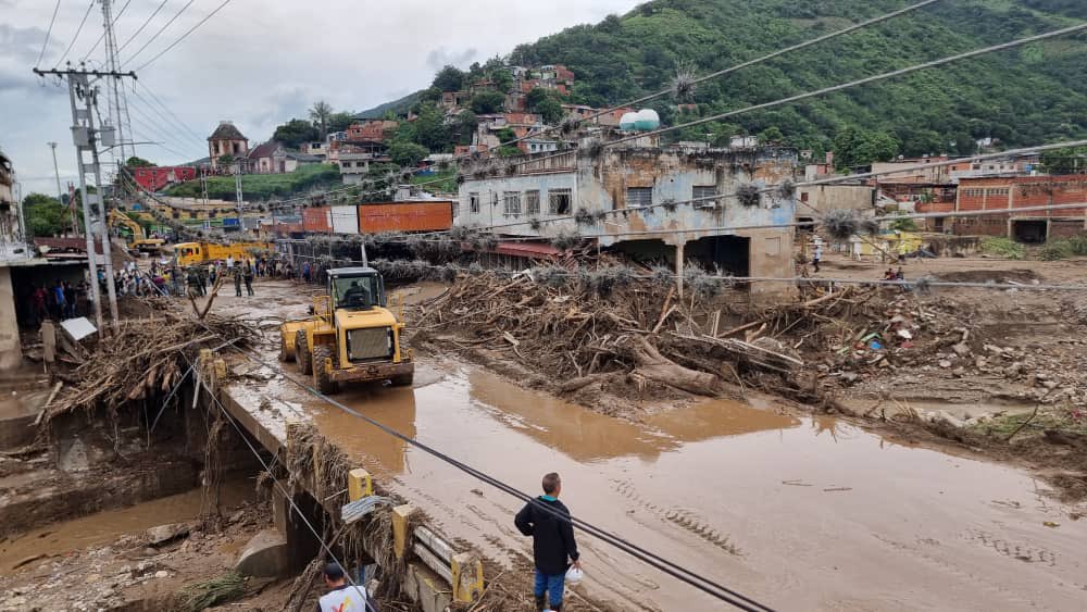 DiazCanelB's tweet photo. El pueblo y gobierno de #Cuba nos unimos al dolor del hermano pueblo y gobierno venezolanos por el trágico deslave ocurrido en Las Tejerías
Nuestro abrazo solidario a los familiares de las víctimas, a los damnificados, a las fuerzas que trabajan sin cesar y al Pdte @NicolasMaduro https://t.co/EvGxXKlXGo
