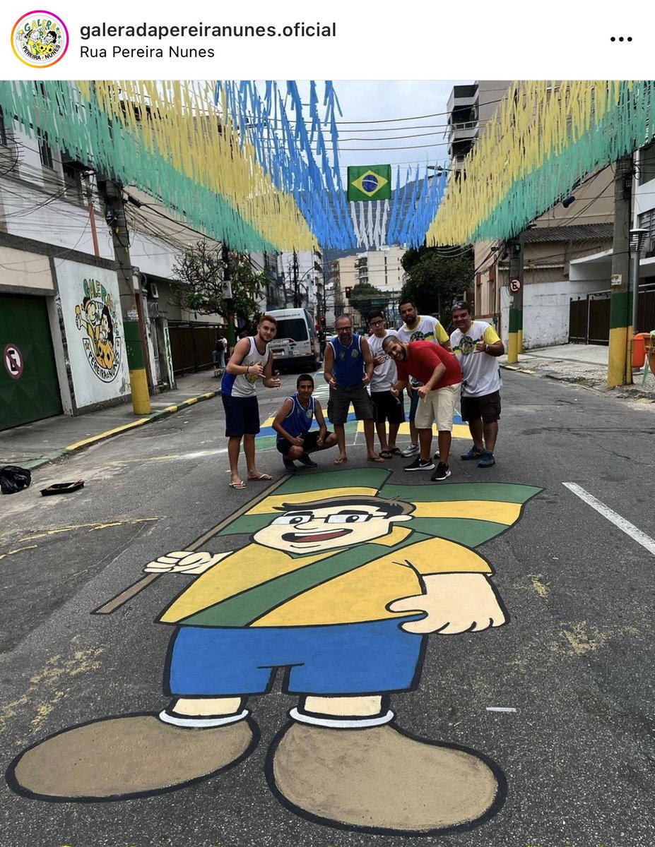 futebol_info's tweet photo. Em clima de Copa do Mundo, torcedores pintam Casimiro Miguel com a camisa do Brasil em rua do Rio de Janeiro.

📸 Reprodução https://t.co/BXhclm0zhu
