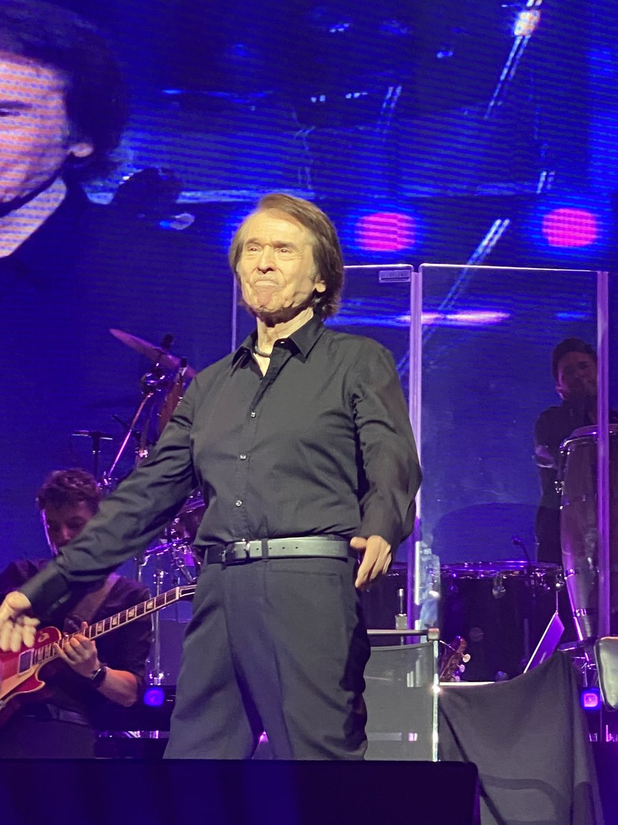 liliaespinola23's tweet photo. Este fin de semana en el @AuditorioMx será inolvidable!!! Gracias @RAPHAELartista por regáleme dos noches mágicas!!! Te quiero hasta el infinito y más allá!!! #raphael60 https://t.co/v3mViBy7iZ