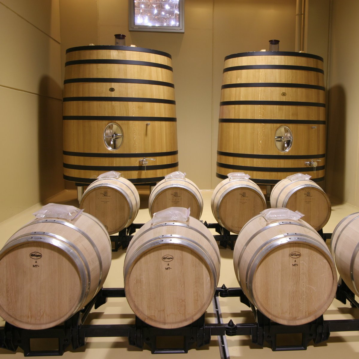 En nuestra sala de barricas los vinos realizan la fermentación maloláctica y después reposan durante un tiempo variable según la variedad y las características de la añada entre 12 y 20 meses. #PagoVallegarcía #winemaking #vino #bodega #viñedos #Spain