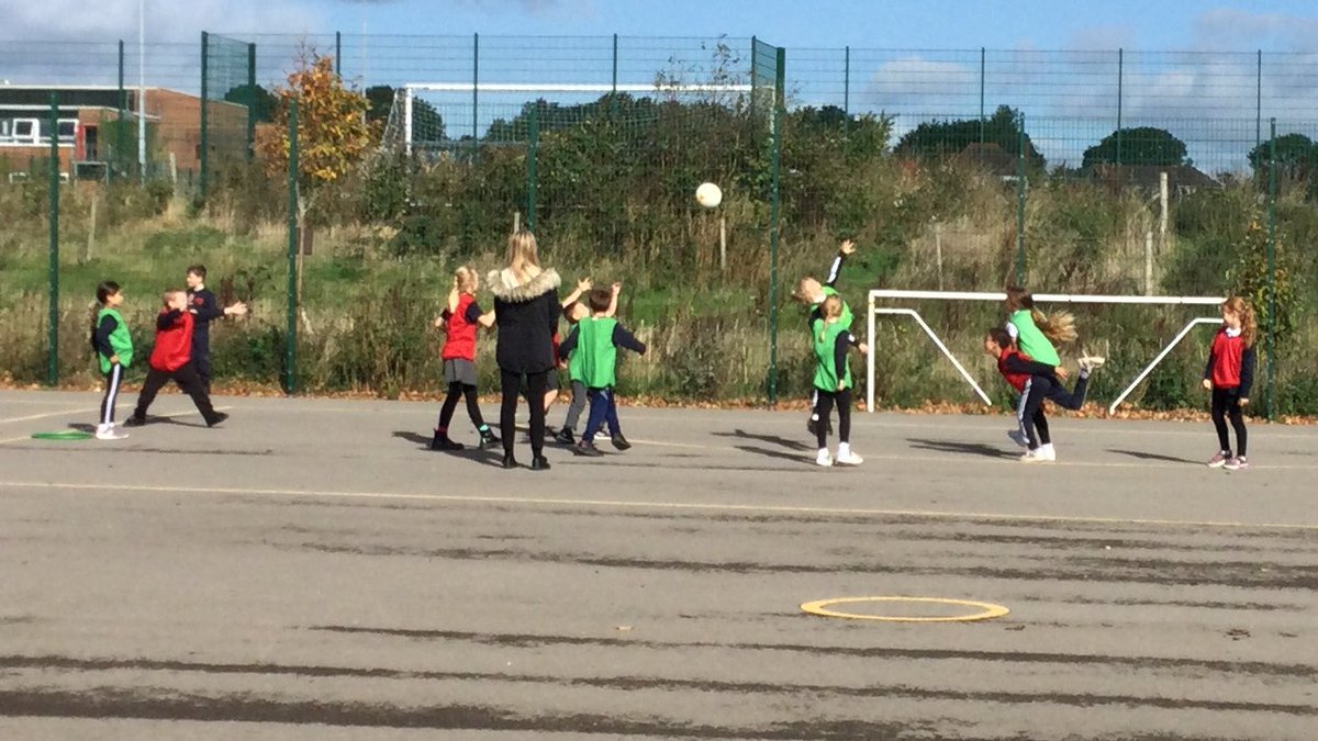 ysgolyddraig's tweet photo. #yydcoch enjoyed practising throwing and catching skills today and played a competitive team game of 'endball' #physical #wellbeing https://t.co/J1qZkGVSdq