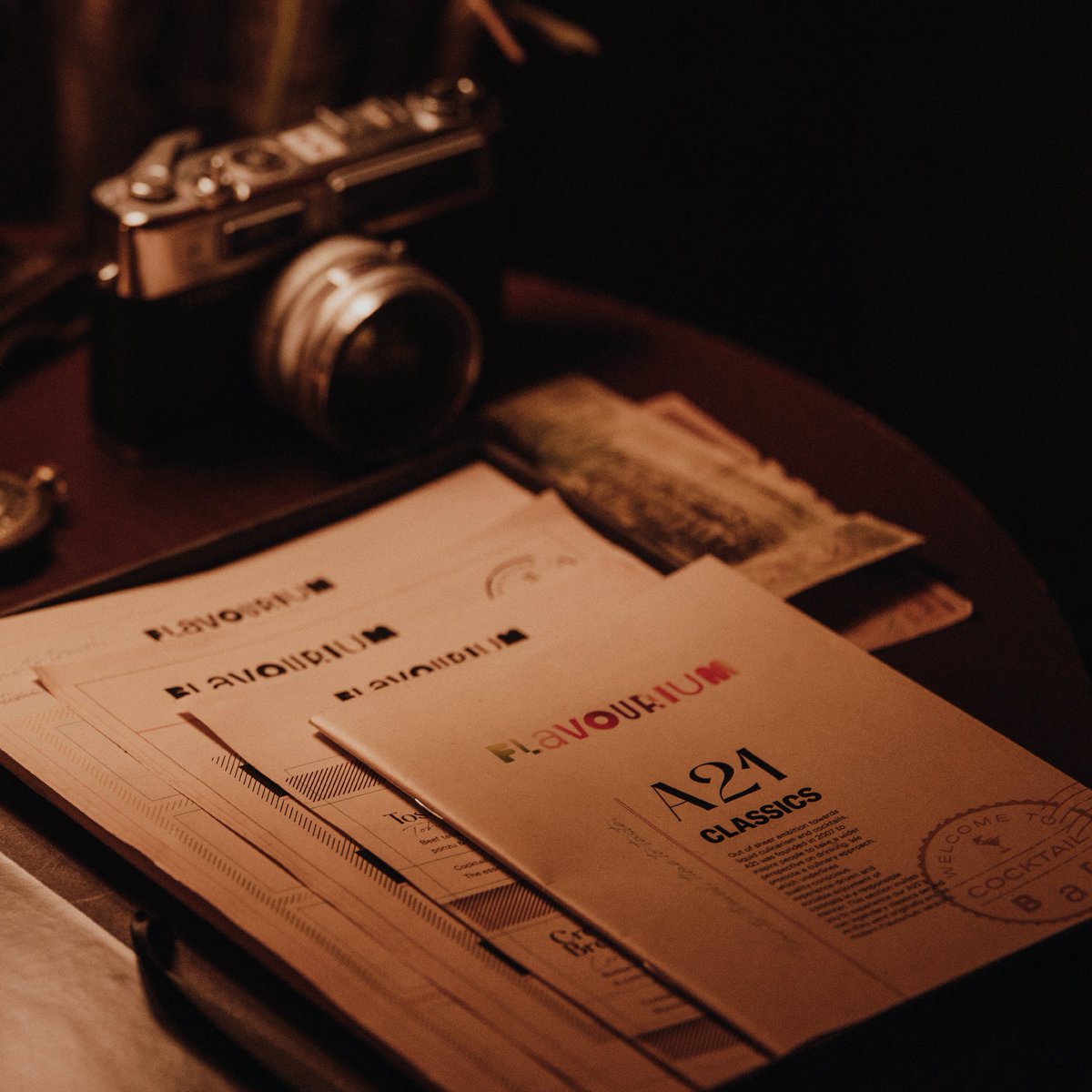 HappyStudioMx's tweet photo. La historia de los sabores que envuelven al mundo. A través de los ojos de un explorar de momentos diseñamos un concepto editorial para Flavourium, un restaurante ubicado en Helsinki, Finlandia. 

Visita nuestro portafolio:
https://t.co/fjenxVocri

#happy #branding #VisualDesign https://t.co/D3PqqktvEd