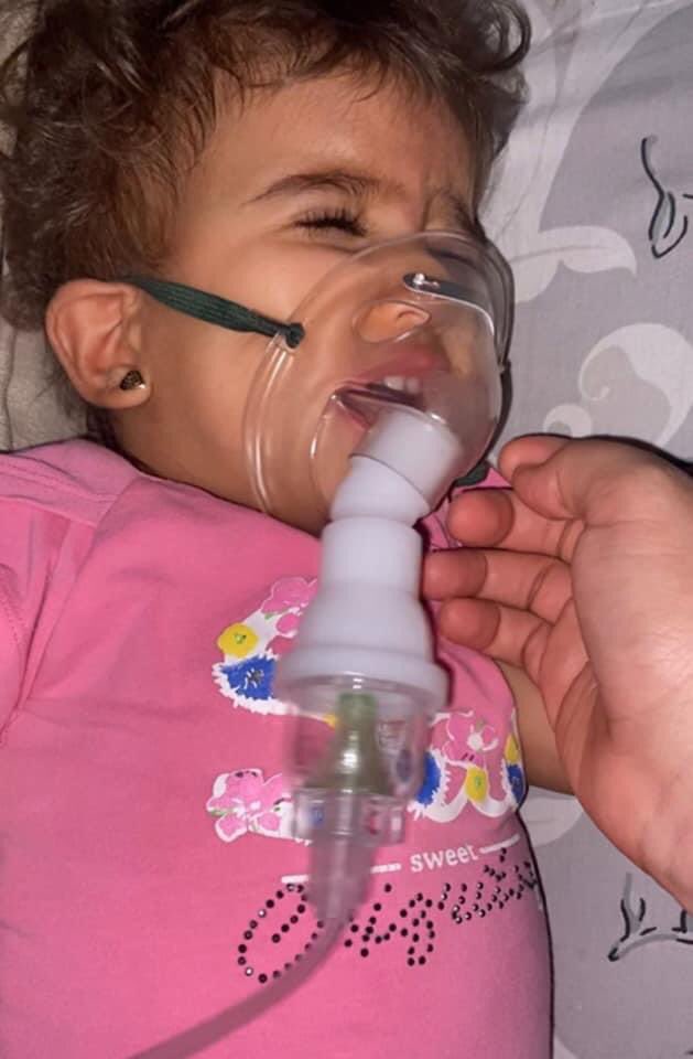 7akie's tweet photo. سيلين بتجاهد عشان تتنفس كويس.صدرها بقى تقيل وبقت ماشية على علاج كتير و جسمها ضعف اكتر و كل يوم في صعوبة في التنفس و الجلسات بتزيد وأهلها خلاص الله يكون في عونهم ملازمين الدعا لبنتهم ربنا ينجيها الفحوصات الأخيرة متطمنش و البنت بين ايدين ربنا.اتبرع ولو بجنيه بس 

 #انقذو_حياة_سيلين https://t.co/9qDDpxfQp2