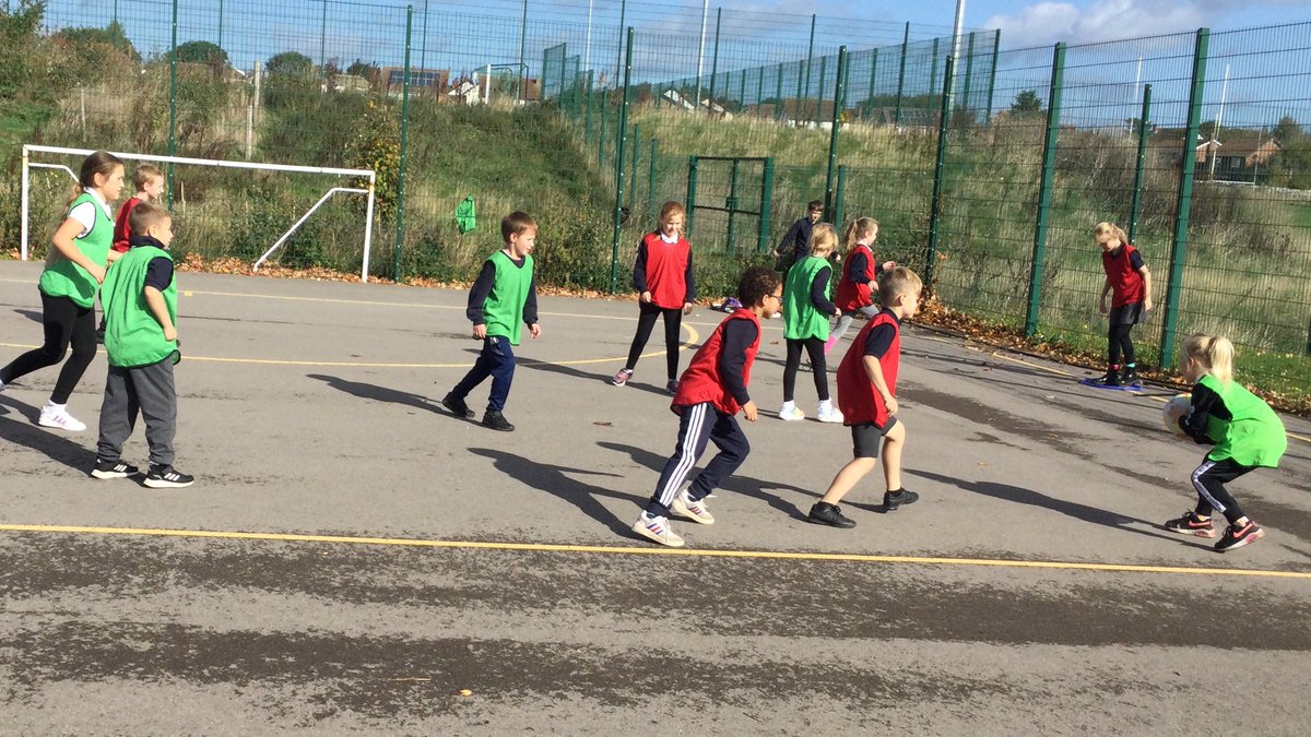 ysgolyddraig's tweet photo. #yydcoch enjoyed practising throwing and catching skills today and played a competitive team game of 'endball' #physical #wellbeing https://t.co/J1qZkGVSdq