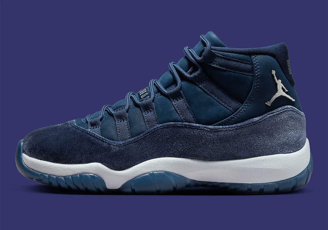 SneakerNews's tweet photo. 🗣️ The women's Air Jordan 11 "Midnight Navy" is set to release in November https://t.co/qNW0znDDMy https://t.co/emvyIQBmbU