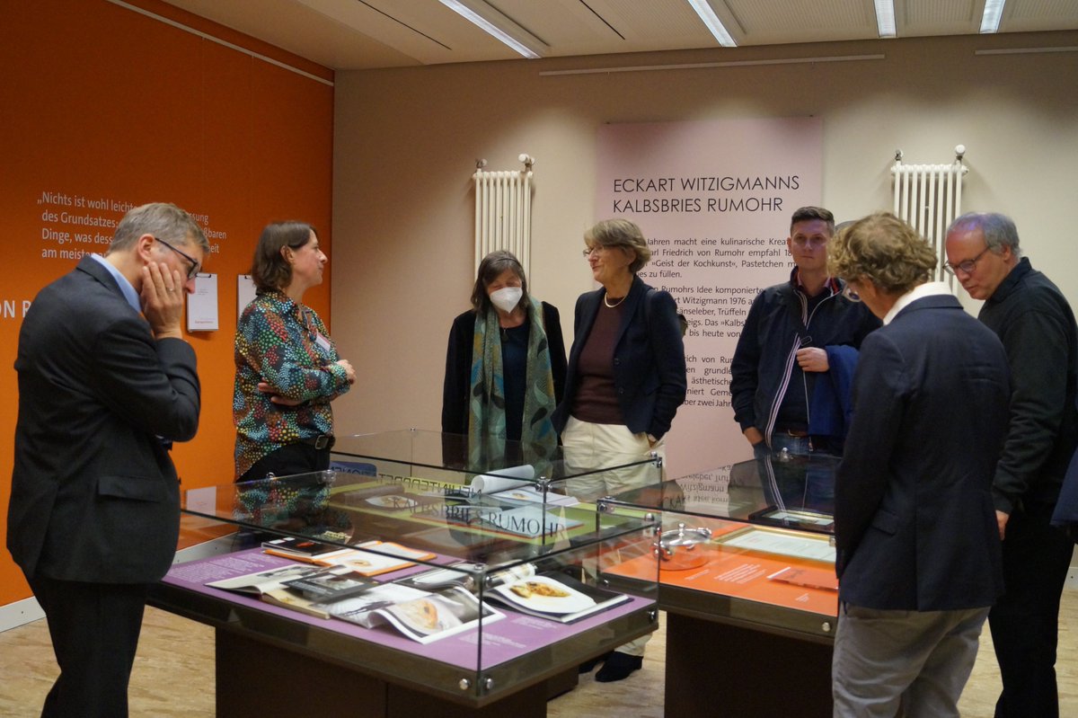 SLUBdresden's tweet photo. Es ist eröffnet!🎉Das #DeutscheArchivderKulinarik & die Ausstellung "Eckart #Witzigmann|s Kalbsbries Rumohr" im #SLUB #Foodstudio. Besonderes Geschenk von Barbara #Siebeck: Goldener Becher zur Würdigung Wolfram Siebecks von 1985. Große Vorfreude auf künftige Events!#Kulinarik /ag https://t.co/wlWlpRmazZ