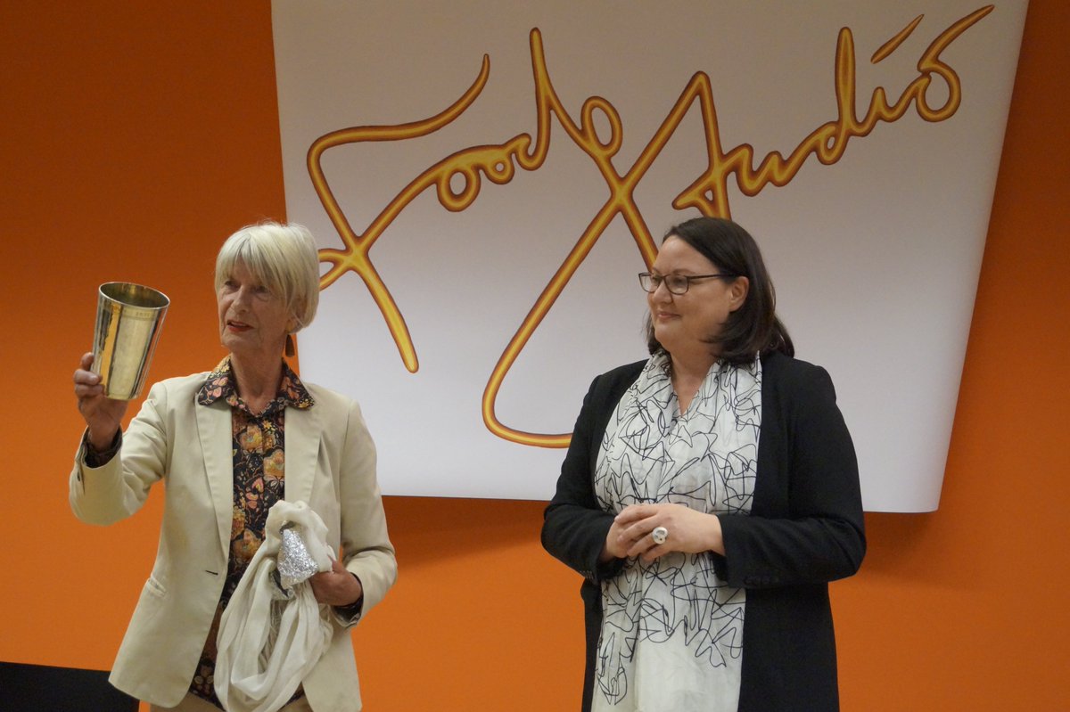 SLUBdresden's tweet photo. Es ist eröffnet!🎉Das #DeutscheArchivderKulinarik & die Ausstellung "Eckart #Witzigmann|s Kalbsbries Rumohr" im #SLUB #Foodstudio. Besonderes Geschenk von Barbara #Siebeck: Goldener Becher zur Würdigung Wolfram Siebecks von 1985. Große Vorfreude auf künftige Events!#Kulinarik /ag https://t.co/wlWlpRmazZ