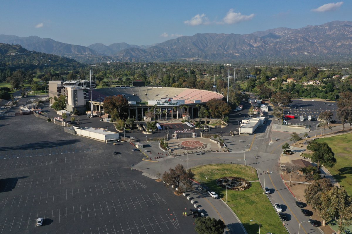 _kalikip's tweet photo. GM from the historic Rose Bowl!☀️🌹
My #passion for flying #drones takes me to some pretty cool places! 💙🛫

My boy ⁦@grossprofitart⁩ an I are those neon dots in the parking lot. 😁

⁦@ToxicSkullsClub⁩ 

#ToxicSkullsClub #TSCPassion #TSCViking #TSCFam #SkullShack https://t.co/c3InWyx3ot