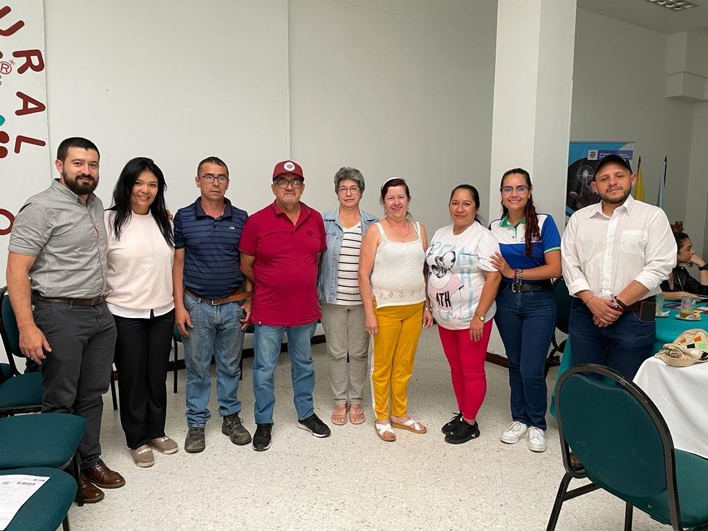 ActuarFami's tweet photo. Cierre Programa Empresarios SOS usuarios de la cámara de comercio de Sevila, damnificados por el desbordamiento de la Quebrada San José y entrega de recurso de donación a cada uno. #actuarmascerca https://t.co/qMNxHZItNU
