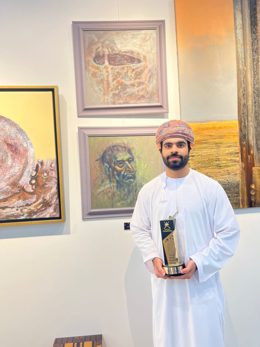 EduGovMct1503's tweet photo. الاستاذ ماجد العمري معلم الفنون التشكيلية في مدرسة الخوض للتعليم الأساسي يحصد المركز الرابع في جائزة
الفنون البصرية ٢٠٢٢ على مستوى السلطنة.
كل التمنيات له بدوام التوفيق و النجاح.
#فعاليات_تعليمية_مسقط
#مدارسنا_مستقبل_واعد
#مدرسة_الخوض

لمتابعة جميع اعماله
https://t.co/NJqyTG24CK https://t.co/Infi4SQEvb
