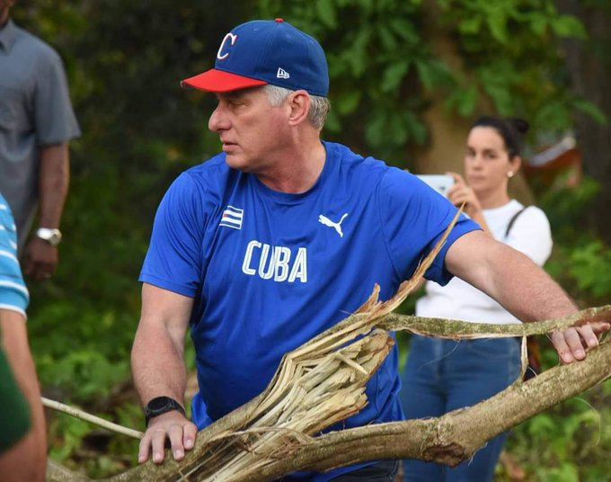 Obra abstracta titulada :
" El inútil haciéndose el útil "