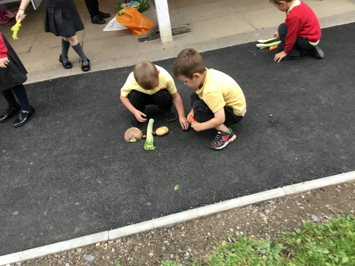 CGIPhillips's tweet photo. We love expressing ourselves and we are gradually using more technology to help us. We created some amazing images using βPhotoboothβ on our new iPads. We worked on our own and in teams π #CGISCITECH #CGIEXARTS #enterprisingcreativecontributors https://t.co/wxDVneMMnP