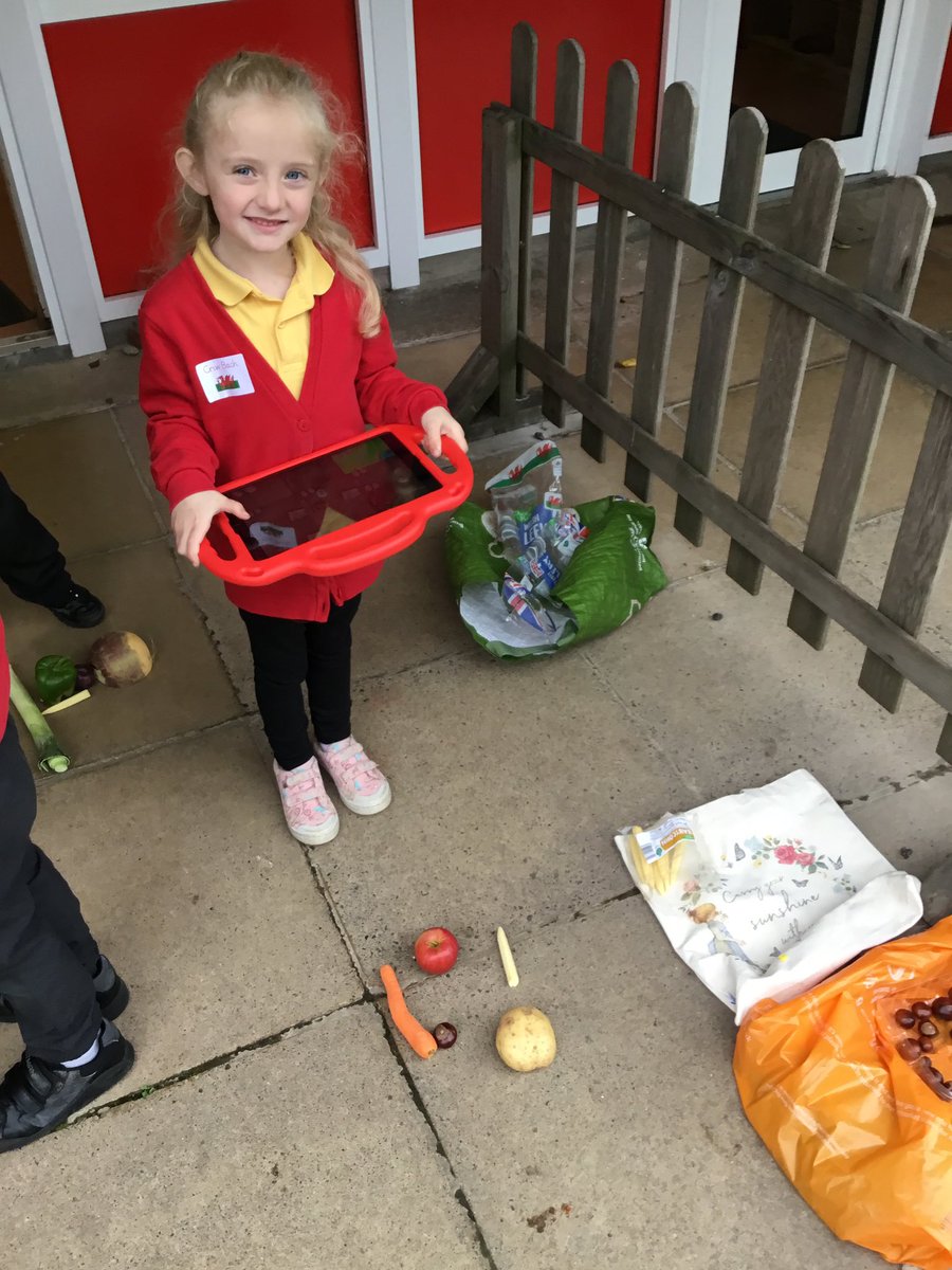 CGIPhillips's tweet photo. We love expressing ourselves and we are gradually using more technology to help us. We created some amazing images using βPhotoboothβ on our new iPads. We worked on our own and in teams π #CGISCITECH #CGIEXARTS #enterprisingcreativecontributors https://t.co/wxDVneMMnP
