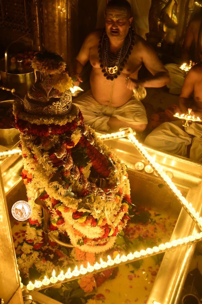 ShriVishwanath's tweet photo. आज दिनाँक 10-10-2022 को श्री काशी विश्वनाथ मंदिर के सप्तऋषि आरती के दर्शन।

#Blessings  #SandhyaAarti #SaptrishiAarti #Varanasi #Aarti #Kashi #Jyotirlinga #VishwanathDham https://t.co/LrX7F4ewWp
