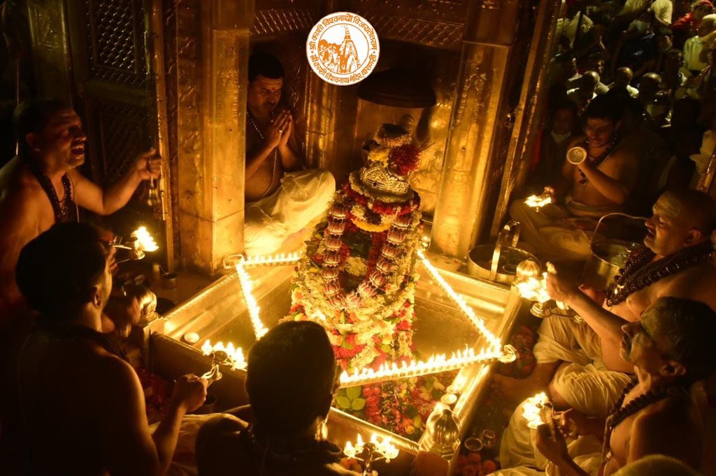 ShriVishwanath's tweet photo. आज दिनाँक 10-10-2022 को श्री काशी विश्वनाथ मंदिर के सप्तऋषि आरती के दर्शन।

#Blessings  #SandhyaAarti #SaptrishiAarti #Varanasi #Aarti #Kashi #Jyotirlinga #VishwanathDham https://t.co/LrX7F4ewWp