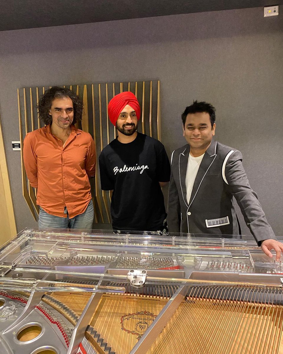 SantaArr's tweet photo. Yayyyy.... something exciting On the way!!🥳🥳
ThalaivARR with @diljitdosanjh and #Imtiazali ✨✨😍😍
@ARRahman sir
@imtistoryteller
#ARRahman𓃵 #DiljitDosanjh #ARRahman #Legends #music #ARRstudio https://t.co/cjUXR3UafM