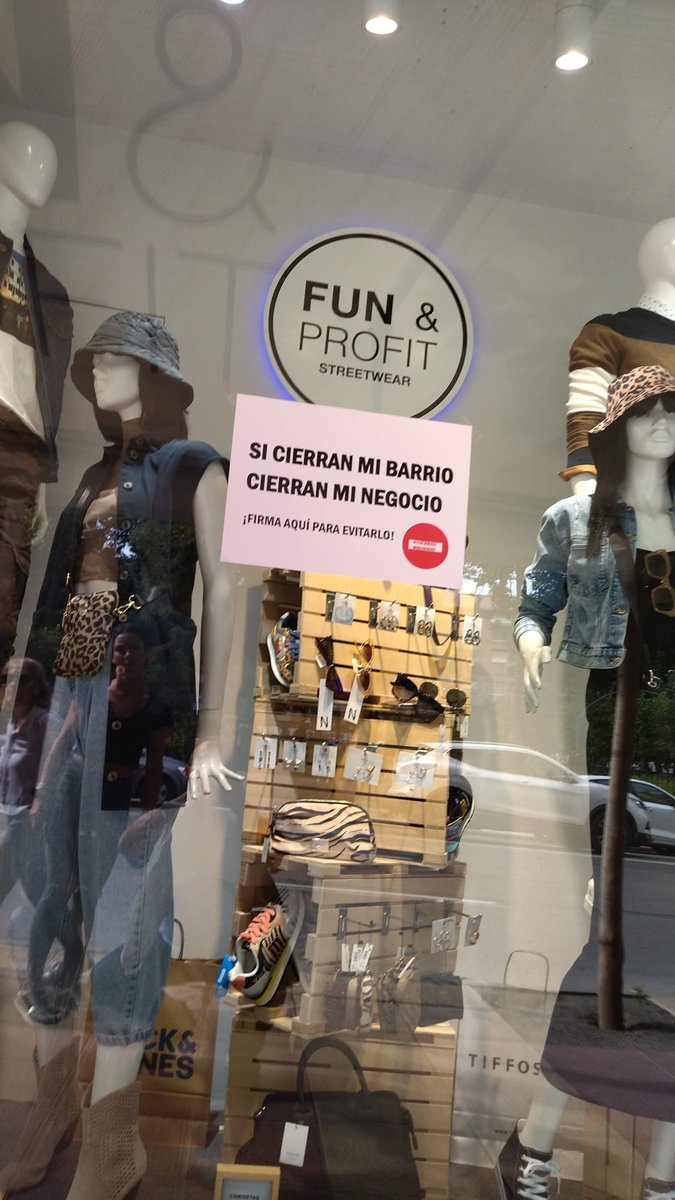 CierranMiBarrio's tweet photo. Iniciamos una recogida de firmas en 67 establecimientos para pedir que el Barrio del Carmen no se convierta en un gueto.

#CierranMiBarrio https://t.co/Gfn5h5weqF
