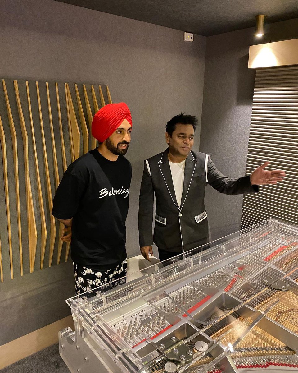 SantaArr's tweet photo. Yayyyy.... something exciting On the way!!🥳🥳
ThalaivARR with @diljitdosanjh and #Imtiazali ✨✨😍😍
@ARRahman sir
@imtistoryteller
#ARRahman𓃵 #DiljitDosanjh #ARRahman #Legends #music #ARRstudio https://t.co/cjUXR3UafM
