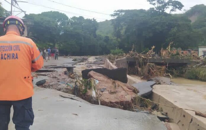 ReporteYa's tweet photo. #10Oct #Táchira #Lluvias 
Al menos 12 fallecidos y dos desaparecidos tras las intensas lluvias en Táchira  https://t.co/Dc6djyDrll https://t.co/tRUFH4c7MA