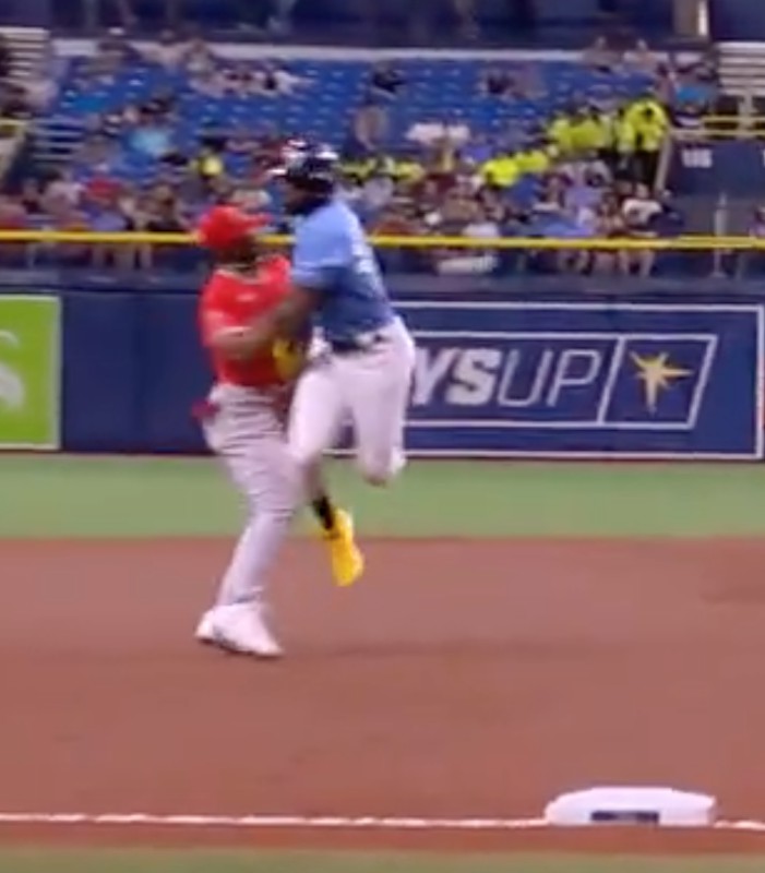 rulesacademy's tweet image. McKinstry collided with Cubs second baseman Cesar Hernandez and was called out by umpire Clint Vondrak.

Read the full article: The Right of Way
▸ lttr.ai/3L8c

#baserunning #baserunnerinterference #baseballrightofway