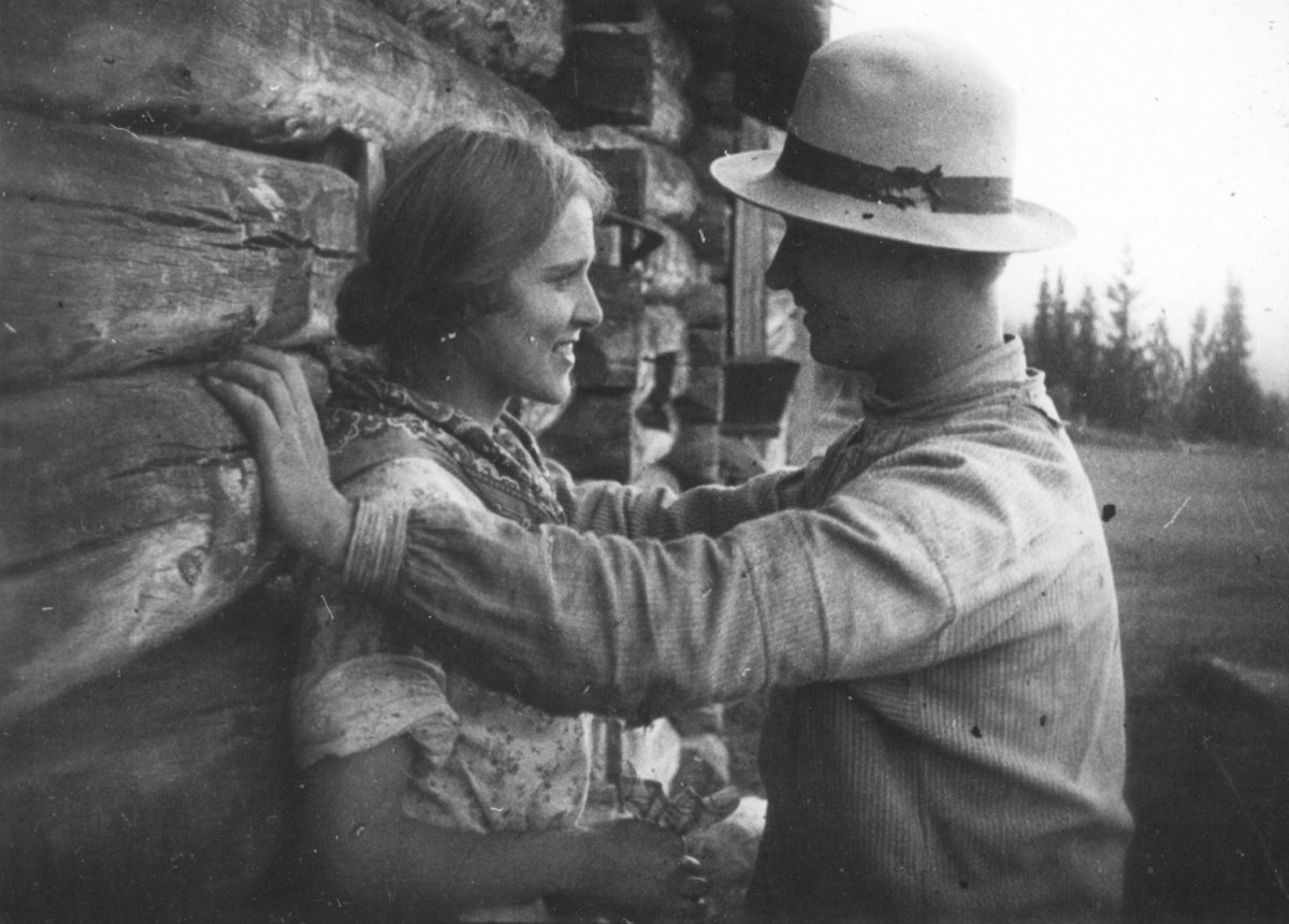 NorthernSilents's tweet photo. We're thrilled to welcome @silentsweeney, one of the world's finest silent film pianists, for his #YSFF debut 🎹

He'll be accompanying Carl Dreyer's beguiling film, The Bride of Glomdal, on 23 October 3.45pm at @YellowArch #Sheffield. 

https://t.co/K9ZA3G3euy https://t.co/OalW82mBHe
