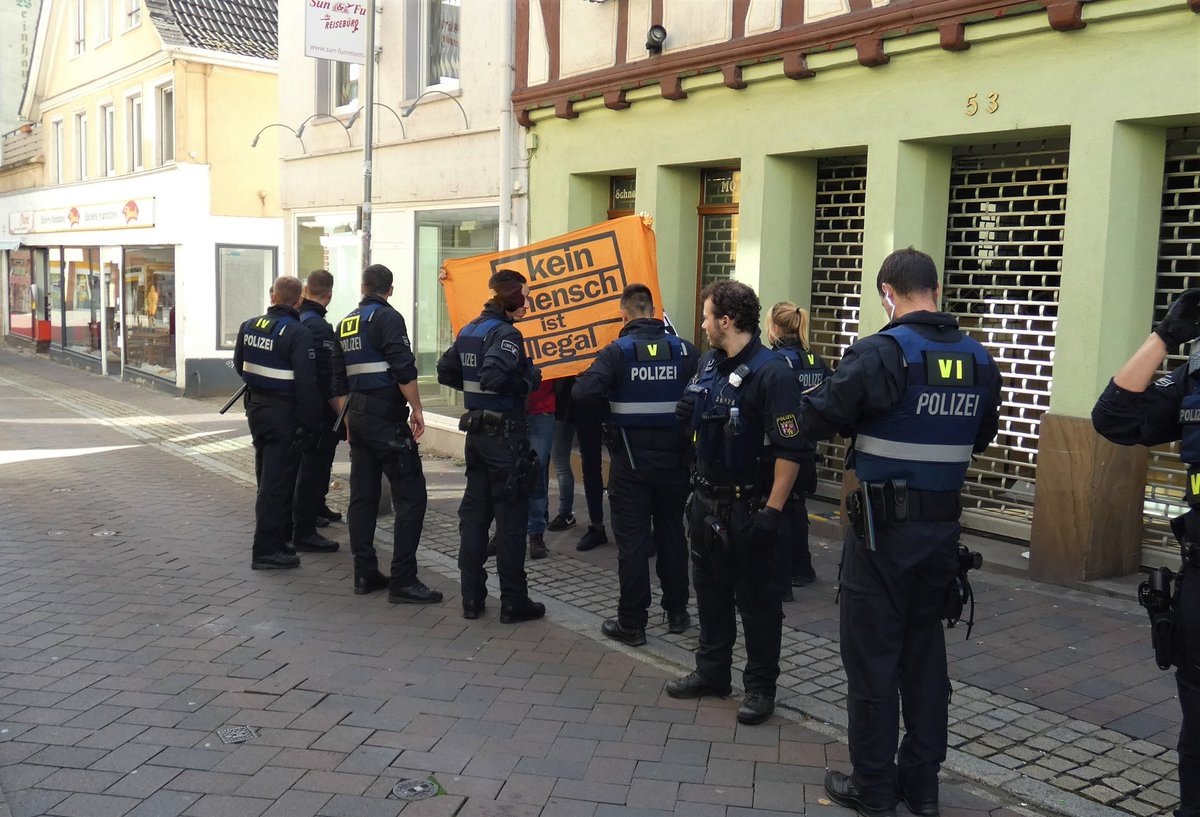 SWAProtest's tweet photo. 4/ #AZ0810
Bereits in der FuZo zeigte sich erster Gegenprotest. Ein Neonazi versucht mit der Fahnenstange gegen die Kamera zu schlagen. #Pressefreiheit https://t.co/iRUDgfIx3V
