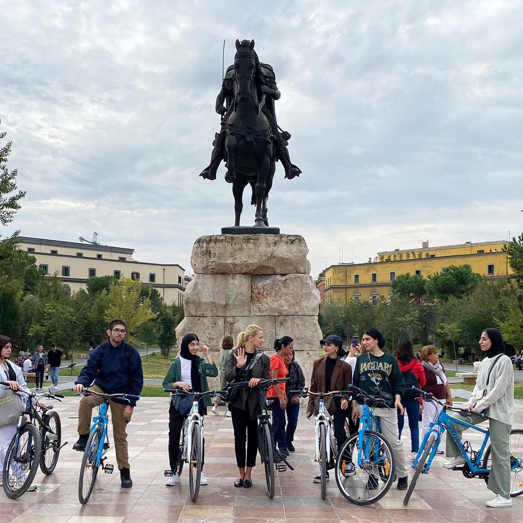 jolezakoka's tweet photo. 🚲Bike tour📍Tirana 

@IPetraj 🚲💓 i ka treguar sot qytetin tonë të bukur nëpërmjet korsive të biçikletave studentëve nga Omani pjesëmarrës në 
@WAlbaniaWalks 🚶‍♂️🚶‍♀️🇦🇱 https://t.co/e8Lfs1GCoE
