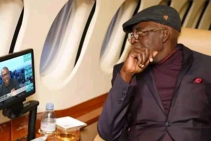 PIUSDAVINCI's tweet photo. This is @officialABAT watching @PeterObi on TV while in his PJ. Is he taking some lessons or.... BAT Atiku OBI #DiggingChallenge  #ObiDatti2023 #Putin #depression https://t.co/Wrx4UMBKXr