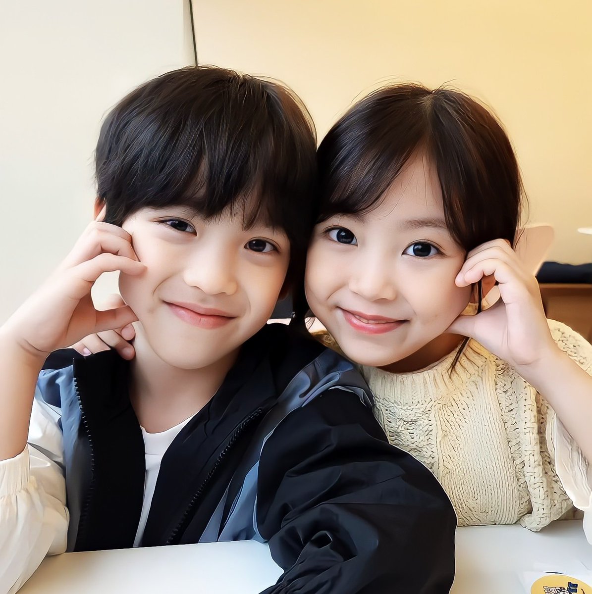 Meus pequenos acordaram cheios de energia, felizes por não terem aula hoje, já que a escola está passando por uma pequena reforma. Almoçamos um delicioso gujeolpan no restaurante Jihwaja, eles brincaram tanto que chegaram super cansados em casa. Meu dia hoje será somente deles.