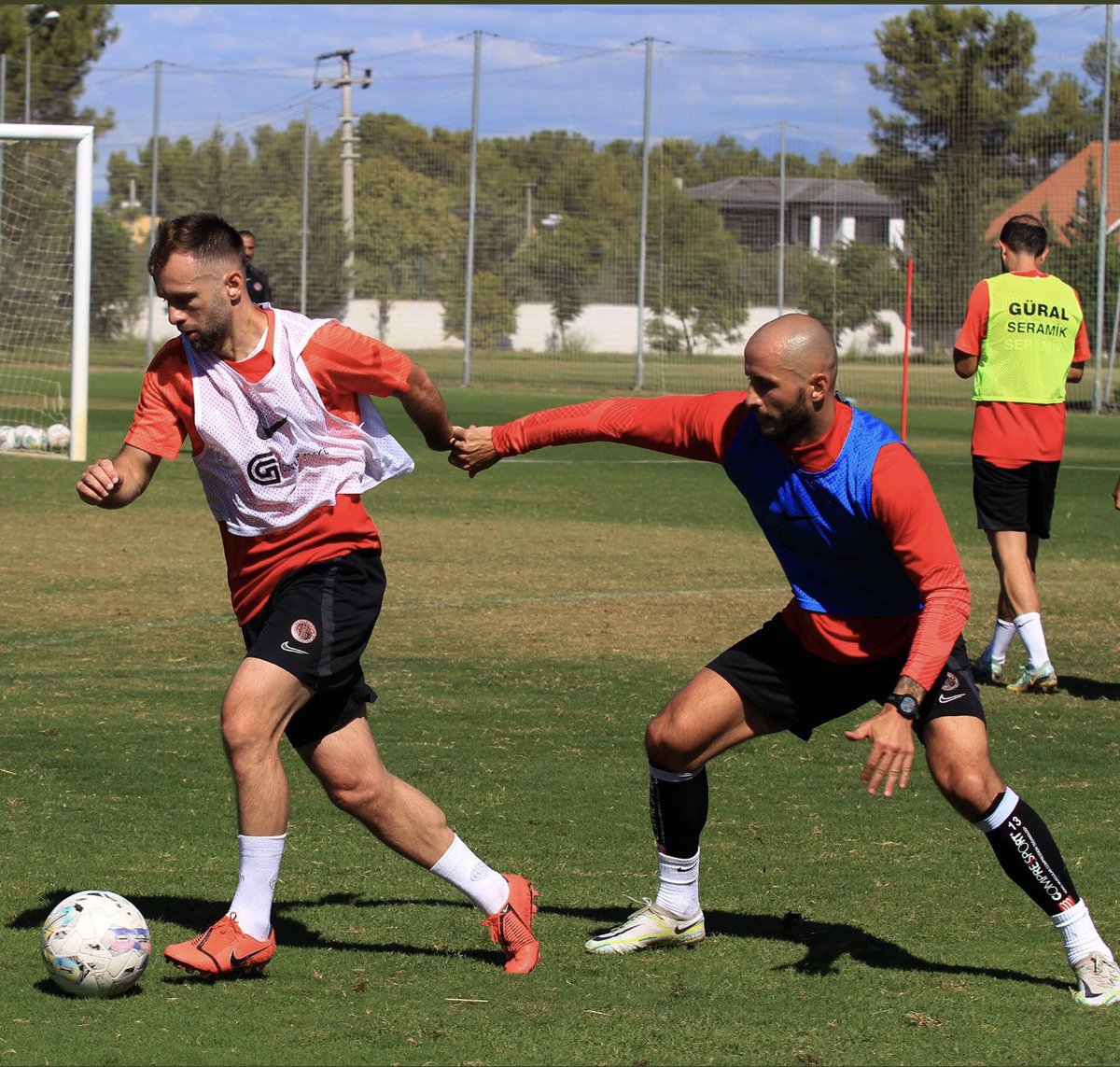 Konya macından önce sakat olduğu için kadrodan cıkartılan hakan özmert , macdan 1 gün sonra yapılan antramanda yer alıyor İlginç !! <a href="/Antalyaspor/">Hesap.com Antalyaspor</a> <a href="/sifacicek/">Sifa Cicek</a> <a href="/hasanyavaslar/">Hasan Yavaşlar</a> <a href="/ferudunzgnsr/">ferudun özgünsür</a>